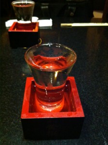 日本酒（鮮度はいまいちだが、ベトナムで吟醸酒が飲めるとは思っていなかったので、飲めるだけで満足せねばなるまい）